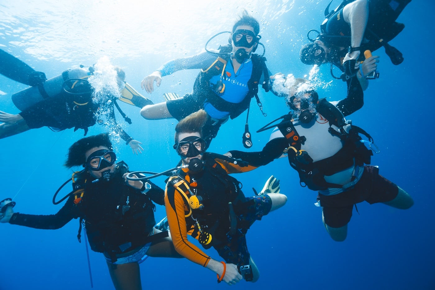 Koh Tao Vs Koh Samui: Which Island Should You Pick? Group of scuba divers underwater on a koh tao dive site