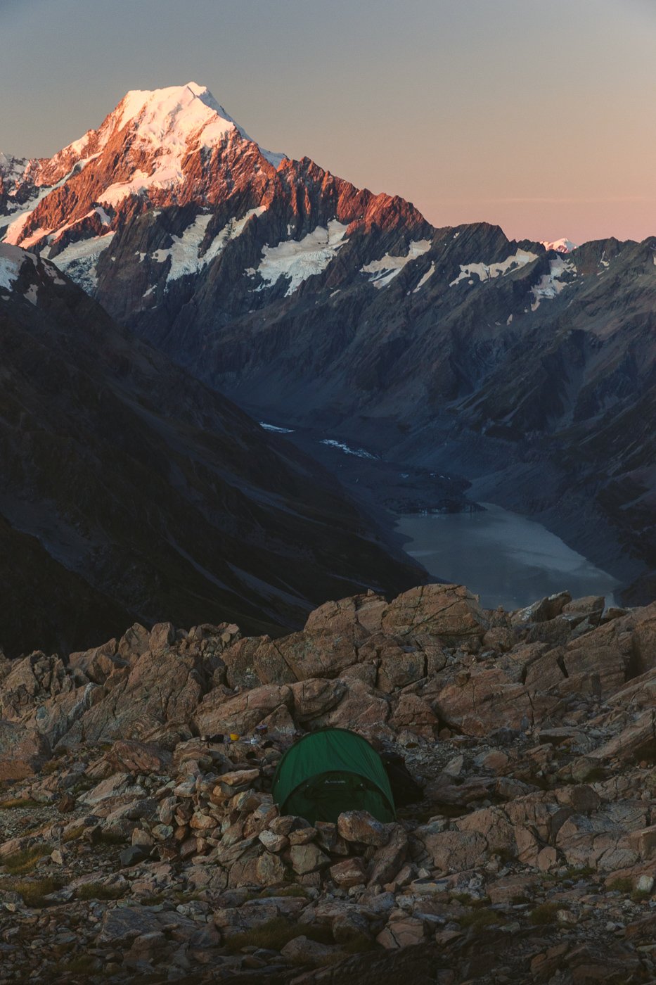 CAMPING VIEW OF MOUNT COOK AT THE MUELLER HUT