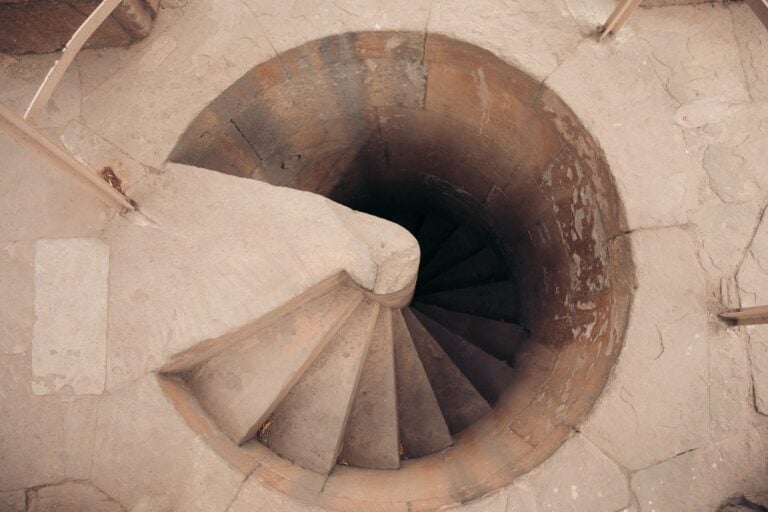 TIGHT SPIRAL STAIRCASE TO THE LOWER LEVELS OF BARI HARIR VAV