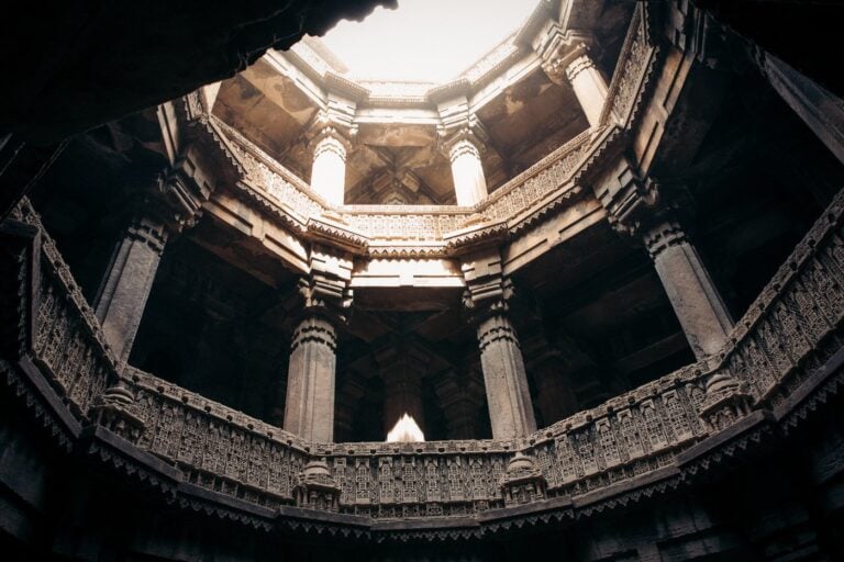 LOOKING UP AT THE ROOF OF THE BAI HARIR VAV