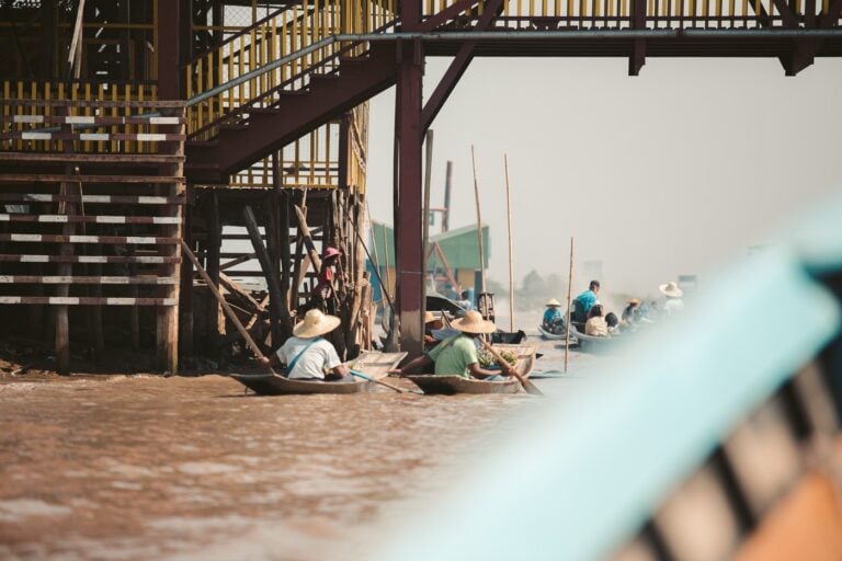 FLOATING BOAT MARKETS AT INLE LAKE, MYANMAR