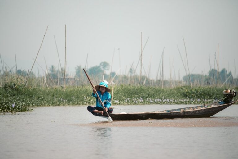 TRADITIONAL INLE LAKE BOATS