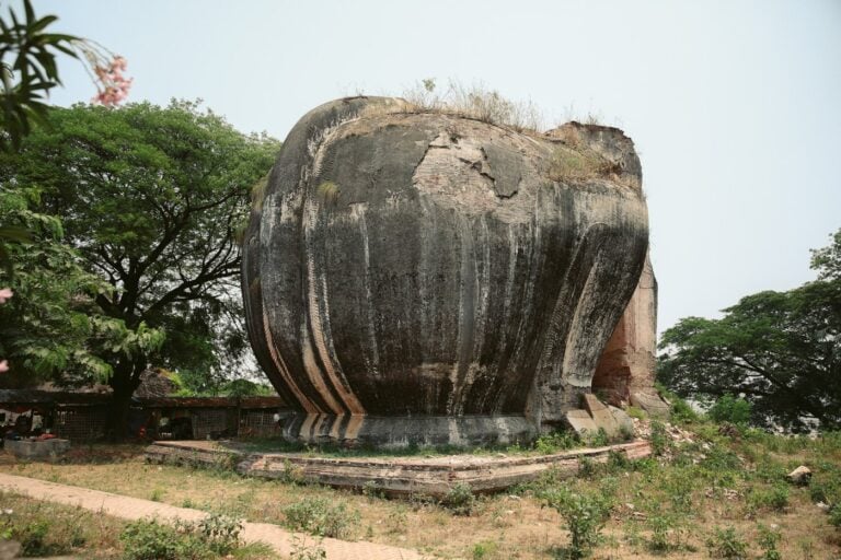 LIONS OF STONE CHINTHE RUIN IN MINGUN, MYANMAR, THINGS TO DO IN MINGUN
