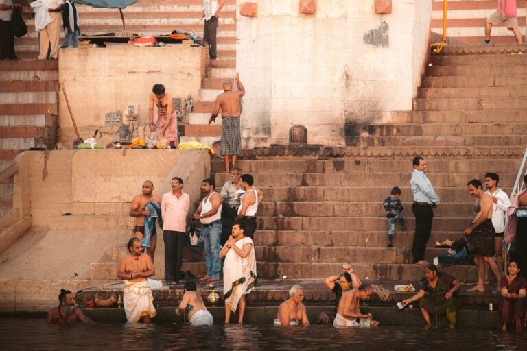 BATHING IN THE VARANASI GHATS