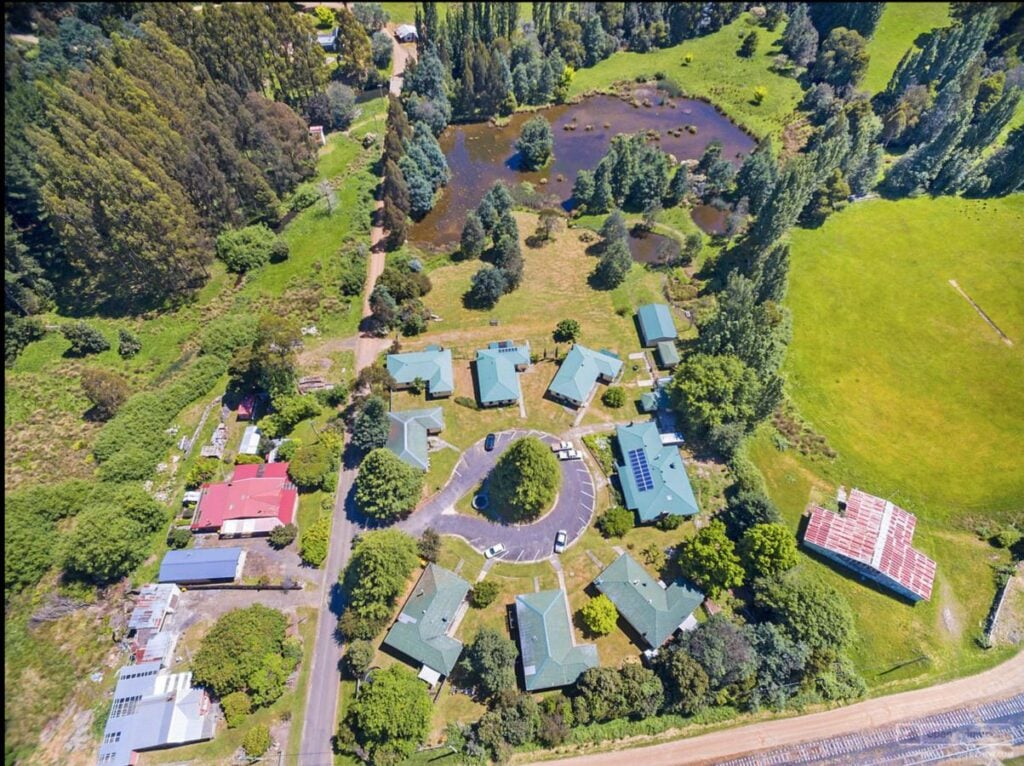 GIANTS TABLE AND COTTAGES ACCOMMODATION NEAR MOUNT FIELD NATIONAL PARK TASMANIA