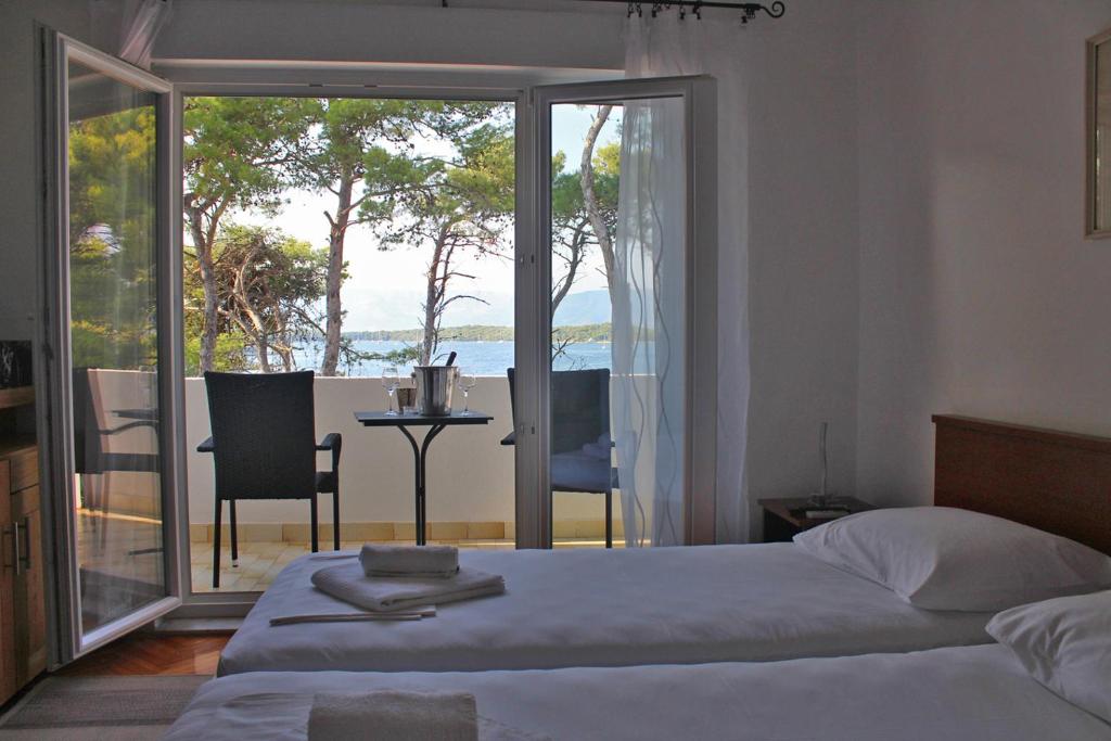 Covahouse bedroom with sea view