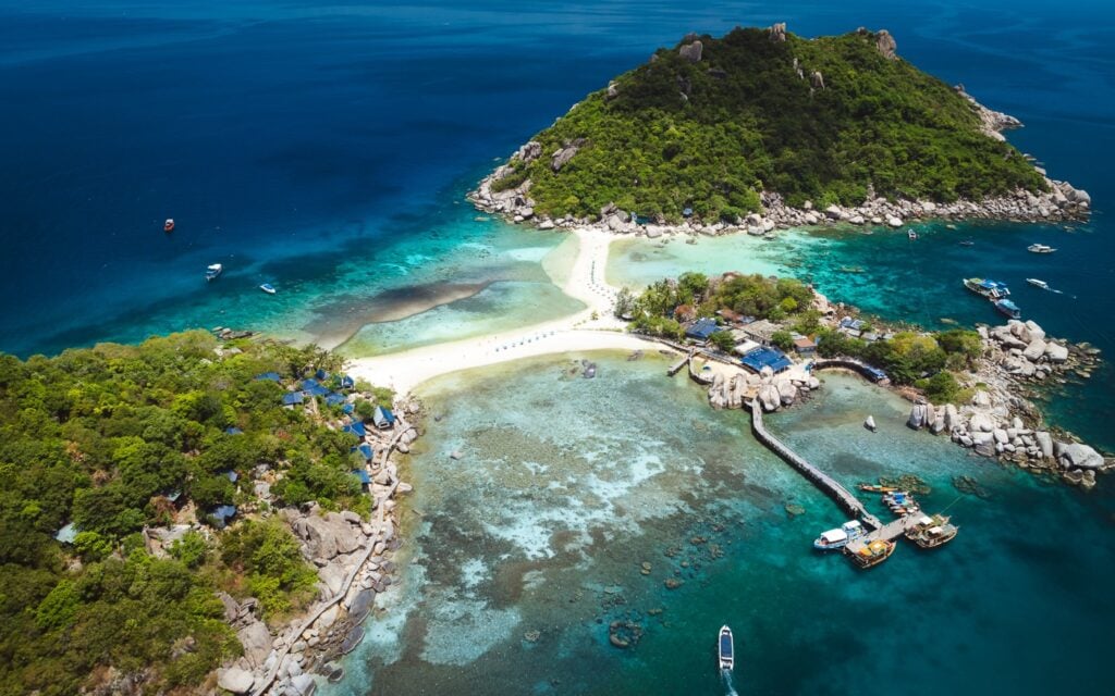 Koh Tao Vs Koh Samui: Which Island Should You Pick? Boats arriving at koh nang yuan island, thailand