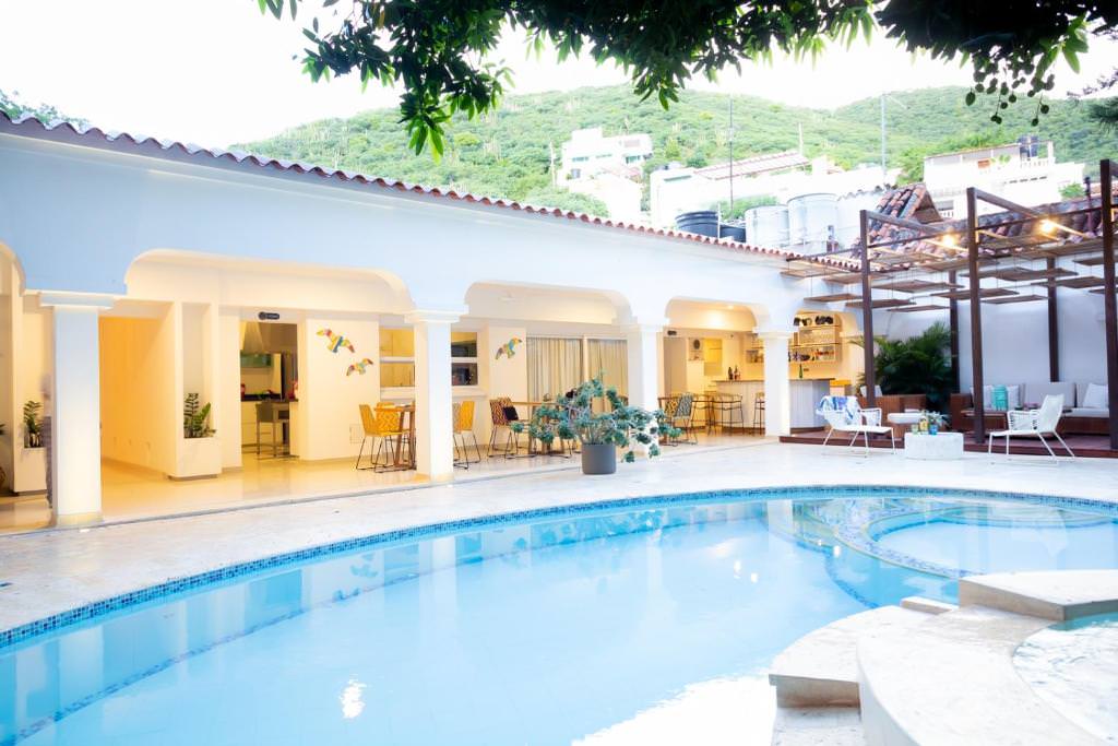 Outdoor swimming pool and seating at Hotel Mandalas House 