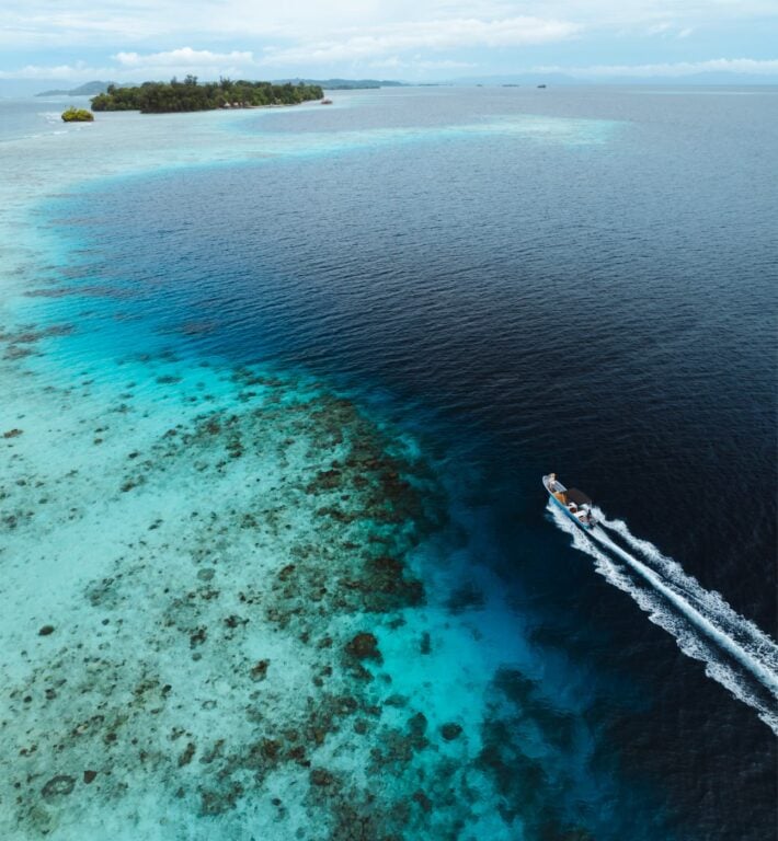 Imbu Rano Lodge: My Experience On Kolombangara Island Boat transfer in the solomon islands over tropical reefs