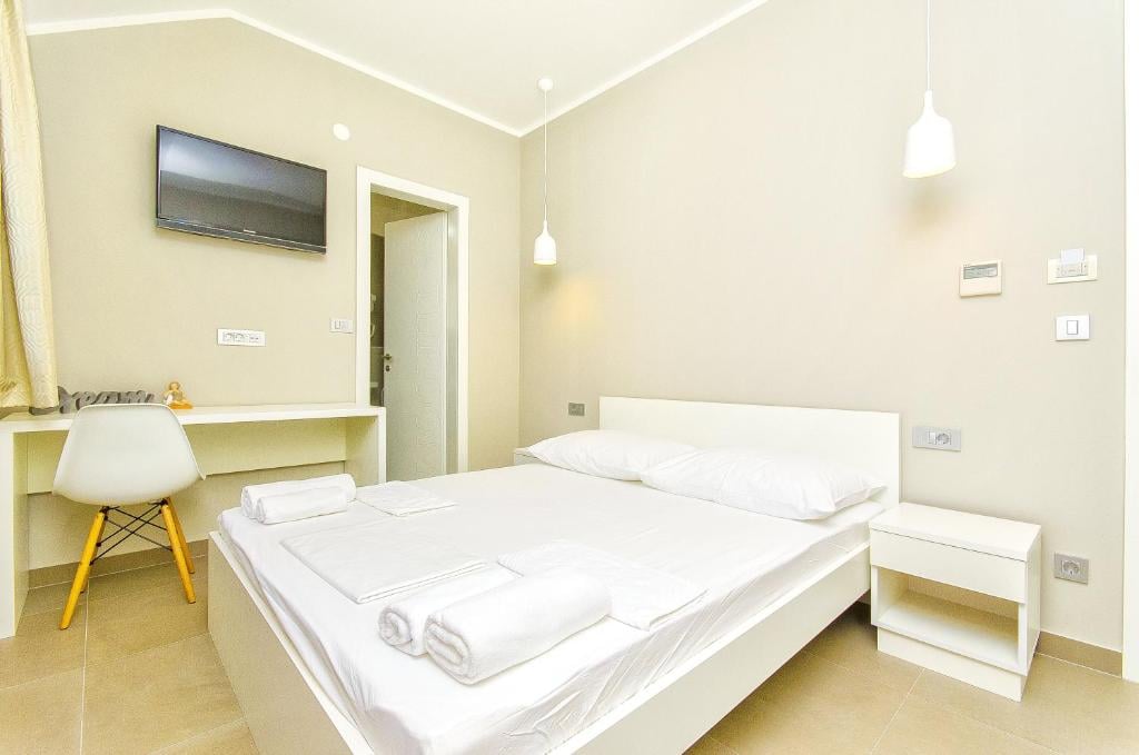 Hostel Dvor private room with desk