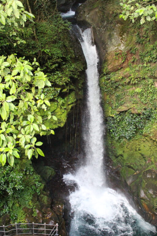 Rinc&oacute;n de la Vieja waterfall